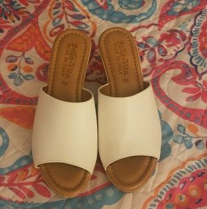 *NEW**BOUTIQUE... White summer wedges..